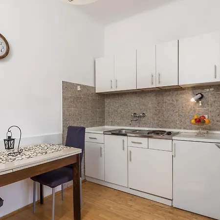 1 Bedroom Gorgeous In Apartman Omišalj