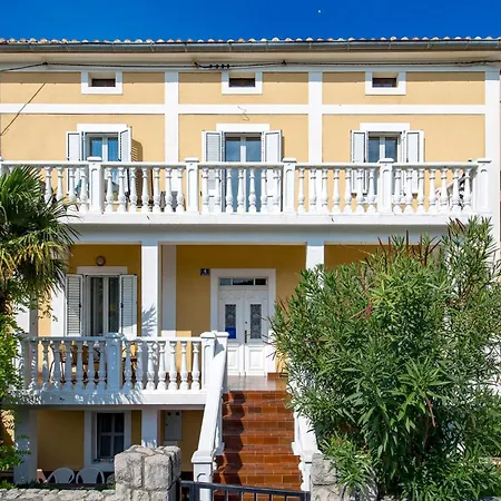 1 Bedroom Gorgeous In Omišalj